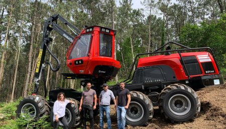 Hitraf entrega komatsu 931 XC - 8WD a Maderas Caamaño