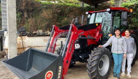 Agricola Calvo entrega CASE IH farmall 75 A con pala original stoll a ESTHER VALIÑO ABRAIRA en Corneas - A Meda ( Castroverde )