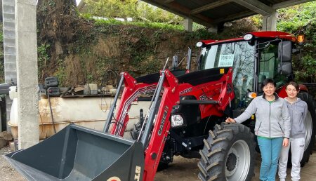 Agricola Calvo entrega CASE IH farmall 75 A con pala original stoll a ESTHER VALIÑO ABRAIRA en Corneas - A Meda ( Castroverde )