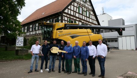 New Holland entrega la cosechadora combinada de alta capacidad CR 7.90 a la Universidad de Hohenheim.