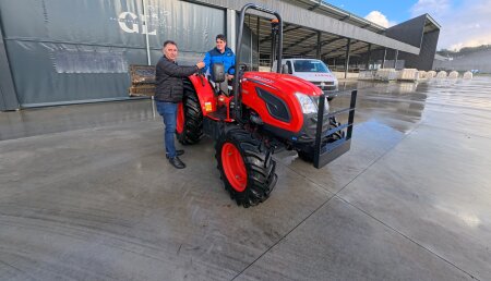 Talleres J. Lema entrega un tractor Kioti DK6020 a Ganadería Os Loureiros