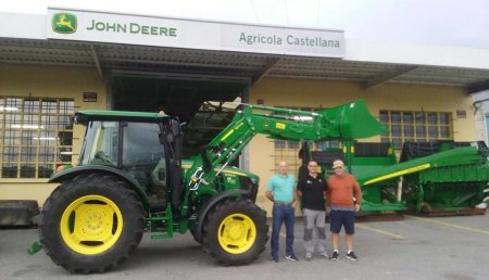 Comercial Agrícola Castellana entrega JOHN DEERE 5085M con pala 543R a la Yeguada Quijas, de Reocín (Cantabria).