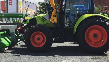 Talleres Agrícolas Mata entrega Claas Atos 330 con pala tenías en Coristanco (A Coruña).