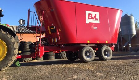 Farming Agricola nuestro distribuidor Talleres Barrio entrega  Carro Mezclador - BvL V-Mix 30-2S en la Granja Carraotones