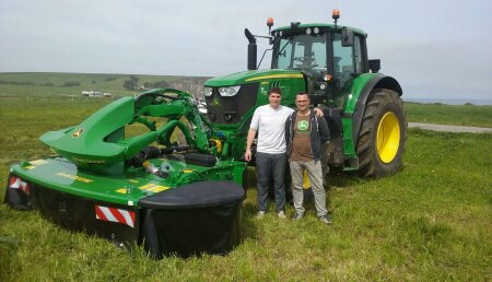 Agricola Castellana entrega  a Juan Manuel, de SAT El Pelambre, una segadora acondicionadora JOHN DEERE F310R - Langre - Cantabria