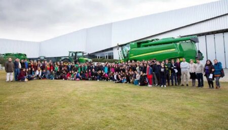 JOHN DEERE IBÉRICA COLABORA EN EL PROGRAMA YOUTH CHALLENGE, PARA ACERCAR A LOS JÓVENES ESTUDIANTES EL MUNDO LABORAL