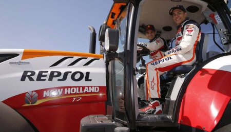 Márquez y Pedrosa se lo pasan bomba pilotando un tractor