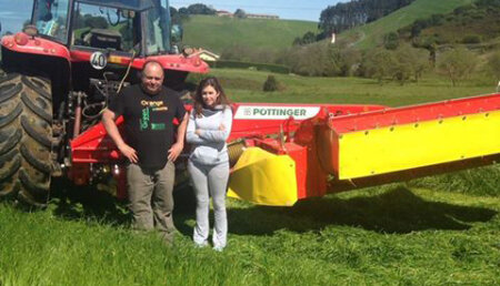 Agricola Patricio entrega  NOVACAT 352 de PÖTTINGER, a la ganadería Urbasa, de Condres (Gozón) Asturias