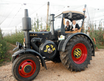 Josep Sagues, más de 35 años restaurando tractores