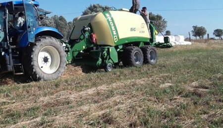 Farming Agricola entrega  Krone GmbH & Co. KG Swadro TC 680 e BP 890 XC en Beja, con o Distribuidor Auto Alvaladense, Lda.