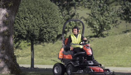 El nuevo rider cortacésped P 524XR EFI de control remoto de Husqvarna es más seguro y tiene un mayor alcance
