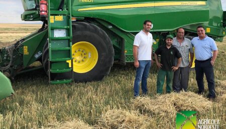 Agricola Noroeste entrega a Juan y Pedro, cosechadora John Deere T660i.