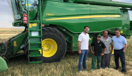 Agricola Noroeste entrega a Juan y Pedro, cosechadora John Deere T660i.