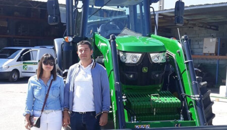 Agrícola Noroeste  entrega John Deere 6130M a Luis Carlos e Isabel