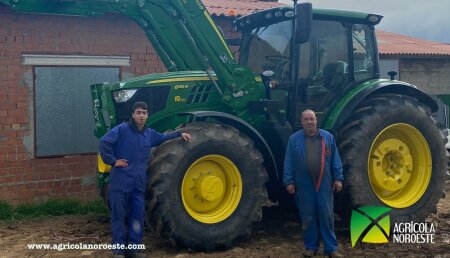 Agrícola Noroeste entrega John Deere 6155R + Pala Cargadora 643R a Pedro y Javi