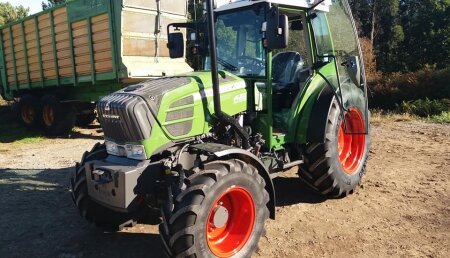 Maquinaria LISTE Entrega Fendt 211P en Carral a Servicios Agricolas David