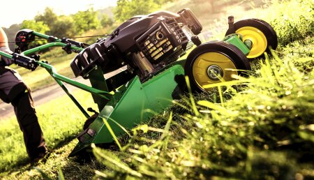 John Deere actualiza su gama de cortacéspedes para 2016