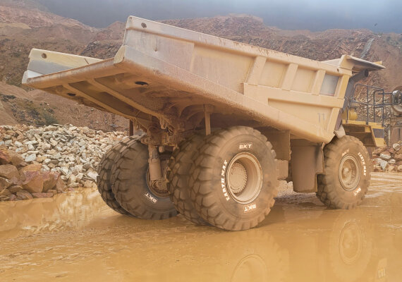 San José Neumáticos lleva a Smopyc las soluciones de alto rendimiento de BKT para la construcción y minería. 