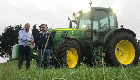 Agrícola Noroeste entrega John Deere 6155R a Ganaderia Porcilo SC