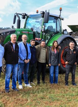 María José Gómez elogia el aspecto práctico de los ciclos de formación en la rama agrícola durante una demostración de maquinaria en la CFEA de Sergude.
