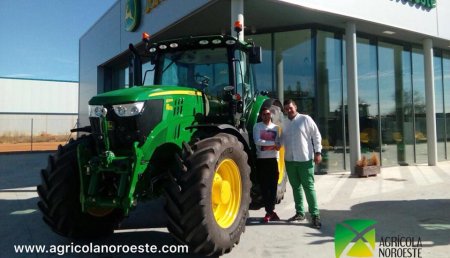 Agrícola Noroeste entrega John Deere 6155R En Zambroncinos del Páramo, Mari Carmen y su hijo