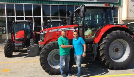 Maxideza entrega Massey Ferguson modelo 6715 dyna 6 a Excavaciones y desbroces Abel, de Sixto (Dozòn)