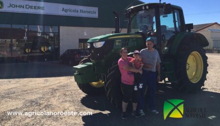 Agrícola Noroeste entrega  John Deere 6120M a Bea y Antonio 
