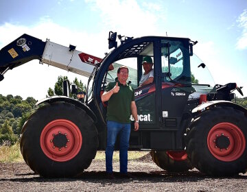 Eficiencia diaria, así trabaja el manipulador telescópico Bobcat TL38.70HF Agri*** en una explotación ovina