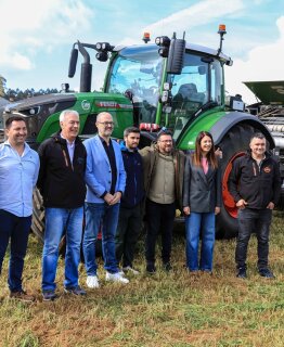 María José Gómez elogia el aspecto práctico de los ciclos de formación en la rama agrícola durante una demostración de maquinaria en la CFEA de Sergude.