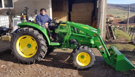 Agrícola Castellana Entrega JOHN DEERE 4049M con pala D170 a la Ganaderia Fleckvieh Vanessa Gutierrez en la localidad cántabra de Lanchares