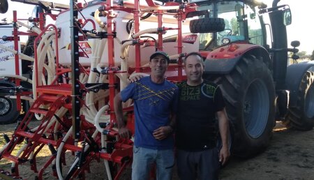 Agrosahagun entrega sembradora solá  Ares 2713 500/36 en La Aldea del Puente a Juan Carlos Lobo