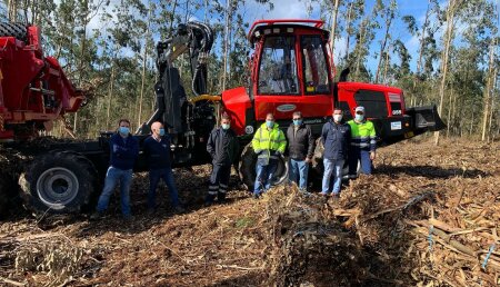 Hitraf Entrega a Maderas Barcia  de autocargador Komatsu 855 - 8WD 