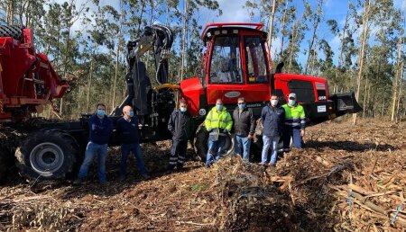 Hitraf Entrega a Maderas Barcia  de autocargador Komatsu 855 - 8WD 
