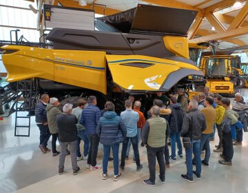 Presentación exclusiva a clientes de la nueva CR11 en el Centro de Excelencia New Holland en Zedelgem