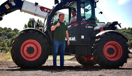 Eficiencia diaria, así trabaja el manipulador telescópico Bobcat TL38.70HF Agri*** en una explotación ovina