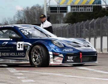 New Holland inicia una colaboración con el piloto de carreras Maciej Bernacik: una combinación de agricultura de precisión y automovilismo.