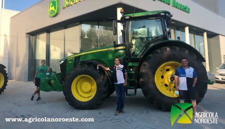 Agrícola Noroeste entrega John Deere 8295R a Angel y Diego