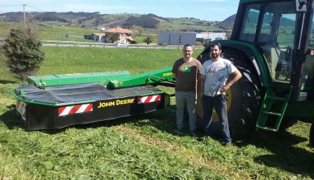 Agricola Castellana Entrega de segadora acondicionadora JOHN DEERE modelo 328A a SAT Rudi, en la localidad cántabra de Bareyo.