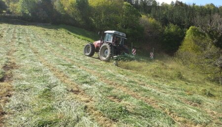 DELTACINCO ENTREGA UN RASTRILLO KRONE KW EN ASTURIAS