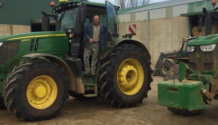 Agrícola Castellana entrega en  Villacarralon (Valladolid), John Deere 6250R ultime a Felipe Rojo