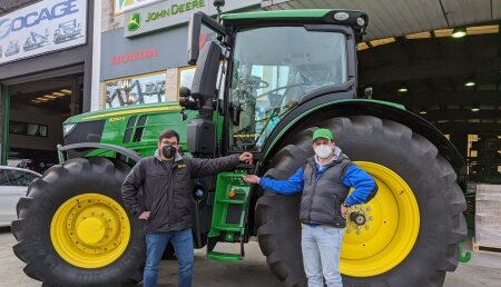 Agrícola Noroeste entrega John Deere 6250R a Juan Fernández