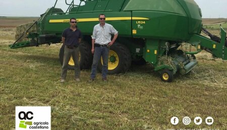 Agrícola Castellana entrega en  Aguilar de Campos (Valladolid), Empacadora  John Deere L1524