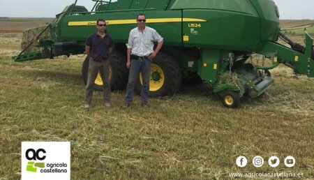 Agrícola Castellana entrega en  Aguilar de Campos (Valladolid), Empacadora  John Deere L1524