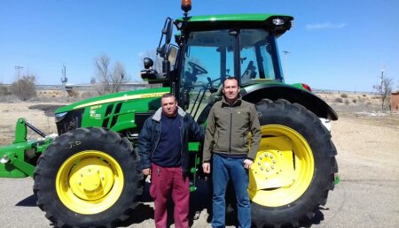 Agrícola Castellana Entrega JOHN DEERE 5125R a las Bodegas Matarromera (Valladolid).