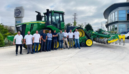 Lamusa y Servicios entrega el John Deere 9RX 640, el tractor más grande vendido en España, a Javier Aracama en Vitoria