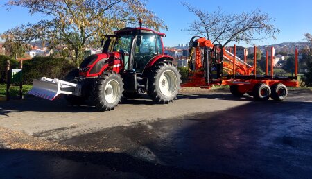 Agricola Castelao entrega equipo forestal Valtra N-114, remolque, Buldozer y grua Guerra al centro integrado de formación profesional de Santiago de Compostela