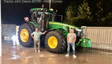 Agrícola Noroeste  entrega John Deere 8370R a Hnos Conejo