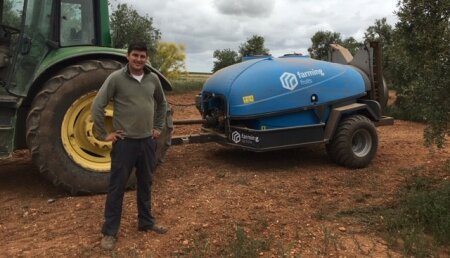 Farming Agrícola entrega  Farming Fruits de 4.000 litros para olivar a   Agrícola Severo