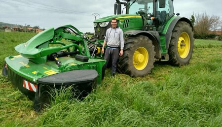 Agrícola Castellana Entrega JOHN DEERE 6215R t segadora frontal F310R a Sat Ventisca de Queveda, Cantabria