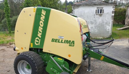 Millares Torron entrega tres maquinas a Irene Fernandez de Riobarba. O Vicedo